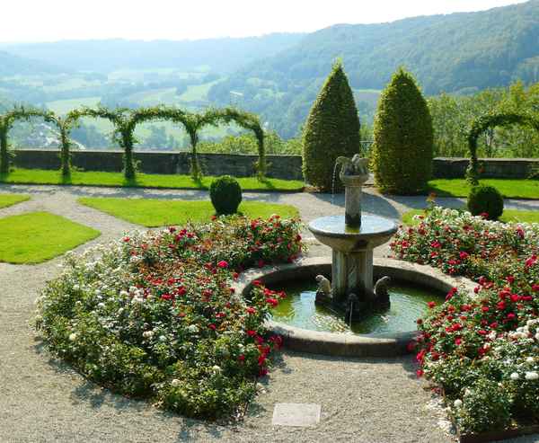 romantischer Schlossbrunnen 2