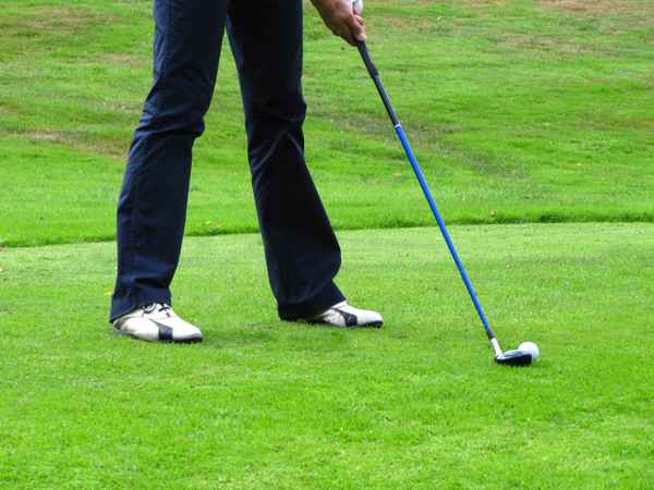 Golfspieler beim Abschlag