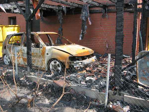 Brandschaden am PKW und Haus