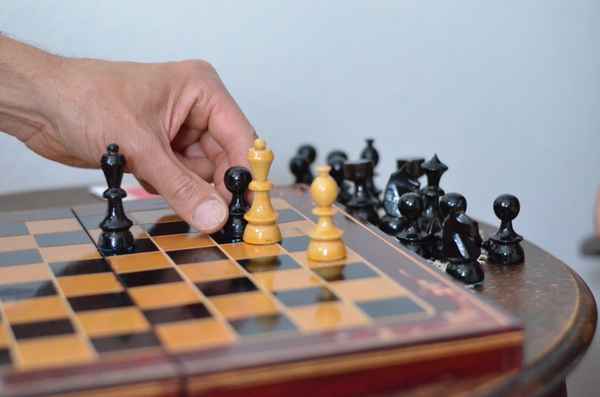 Schachspiel auf Holzbrett