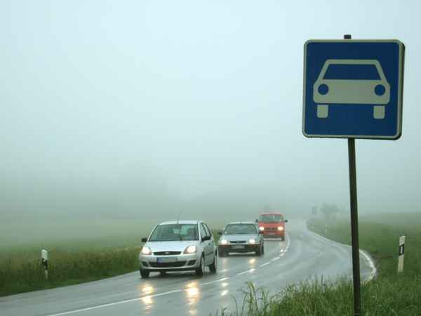 Schnellstraße mit Regennebel