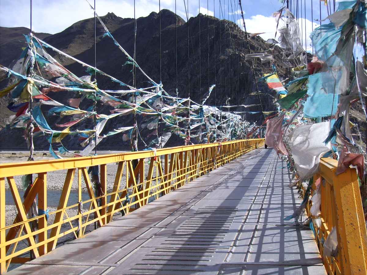 Tibet - Brücke mit Gebetsfahnen