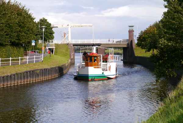 Raddampfer mit Zugbrücke