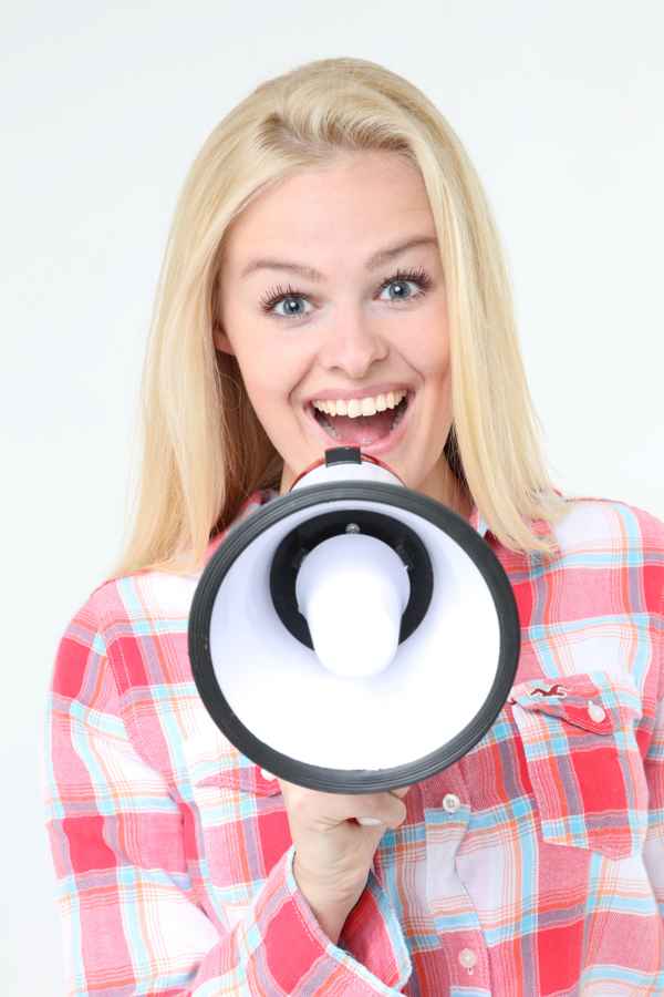 Frau mit Megaphon