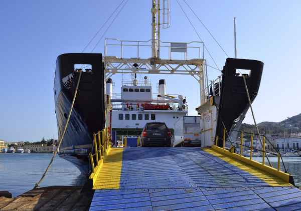 Fähre beim Verladen im Hafen von Ischia