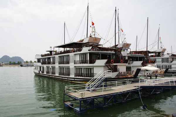 In der Bucht von Halong bei Hanoi