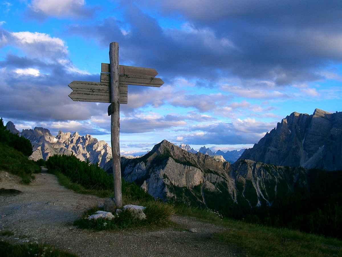Wegweiser im Gebirge