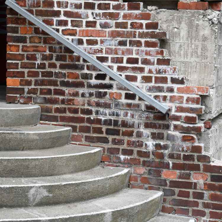 geschwungen auslaufende Treppe