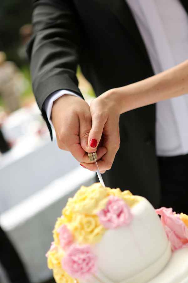 Hochzeitstorte anschneiden