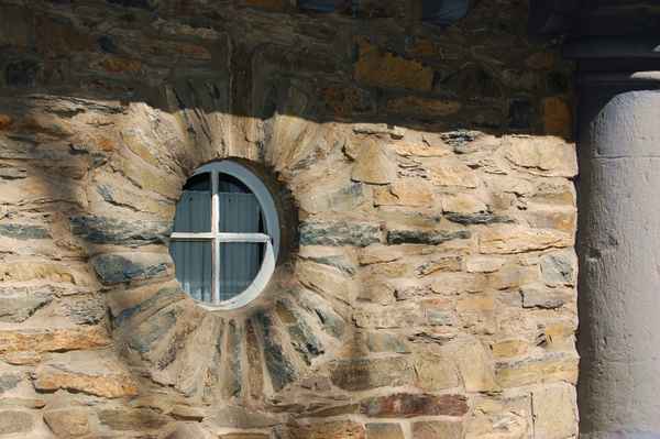 Das Bullaugenfenster im Natursteinhaus