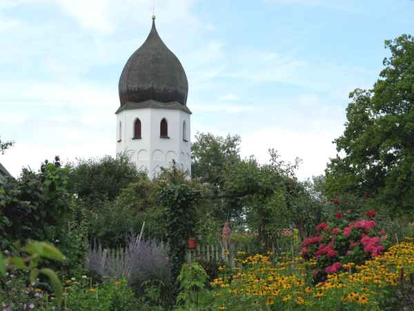 Bauerngarten vor der Klosterkirche auf der Fraueninsel