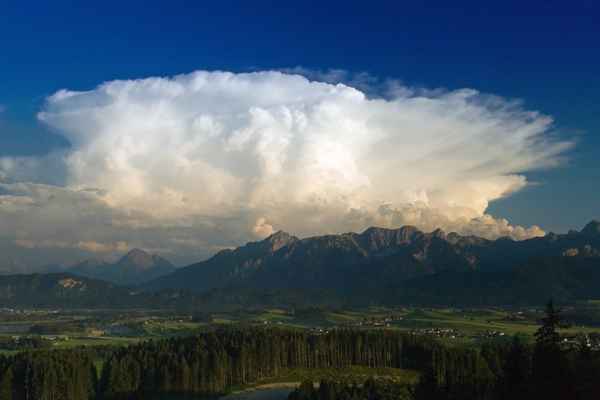Cumulonimbus Incus über den Alpen