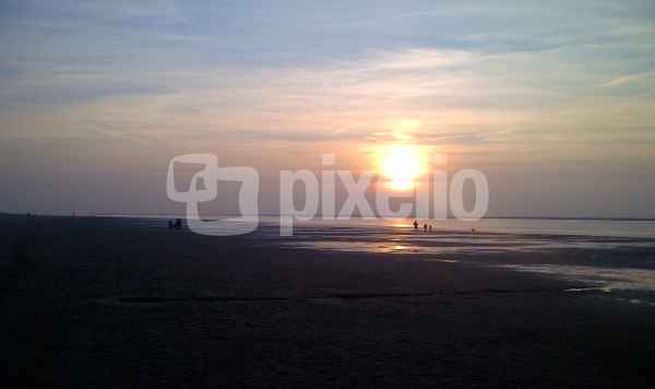malerischer Sonnenuntergang am Nordseestrand