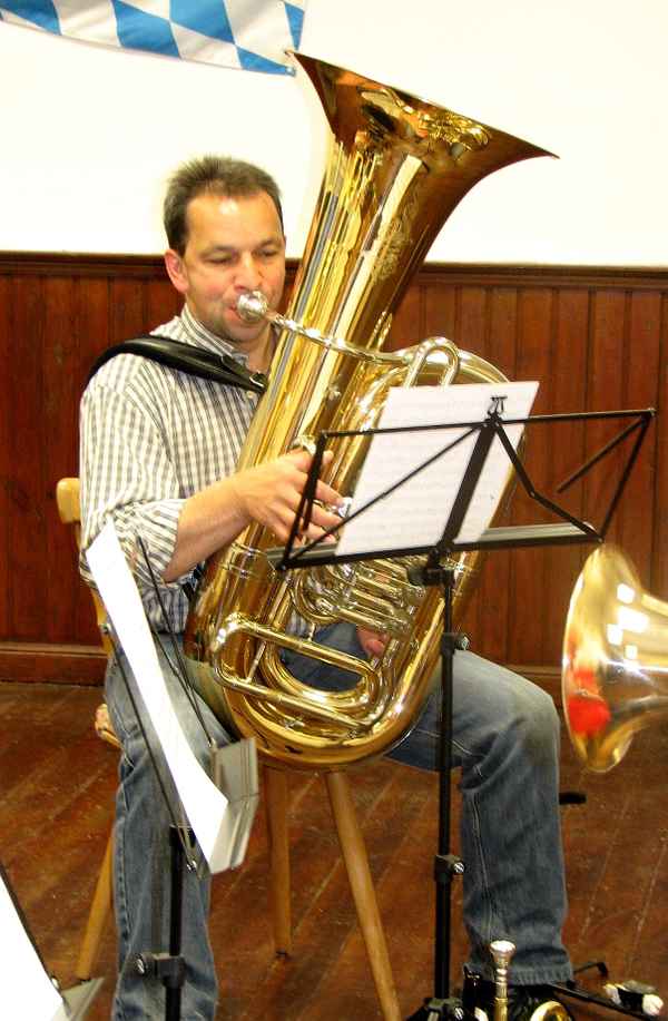 . . . und die Tuba bläst der . . . Ralf