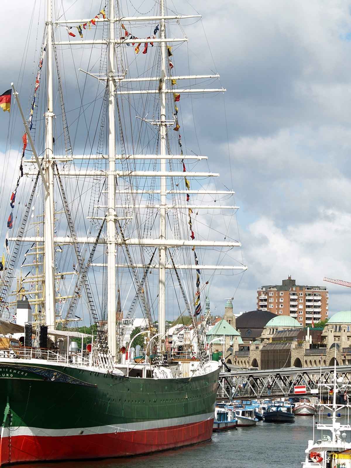 Hamburger Hafenfest mit Skyline