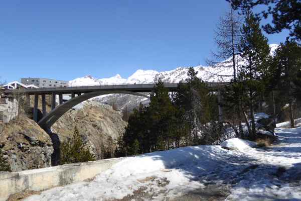 Brücke zum alpinen Sommer-Skigebiet