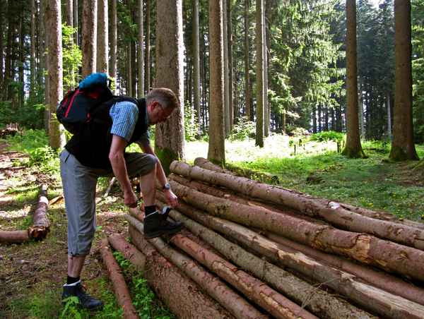 Senior-Wanderer mit Stein im Schuh