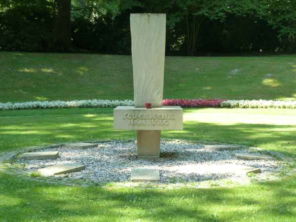 Stele mit Flammen