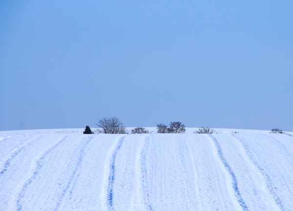 Hinter dem Hügel und im Schnee versunken