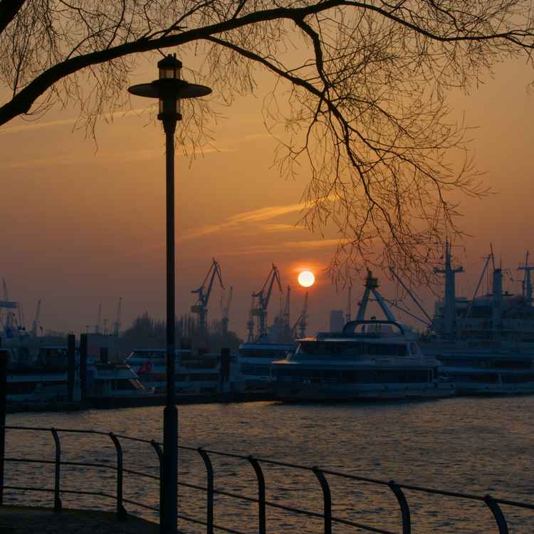Sonnenuntergang Hamburger Hafen-Baumwall