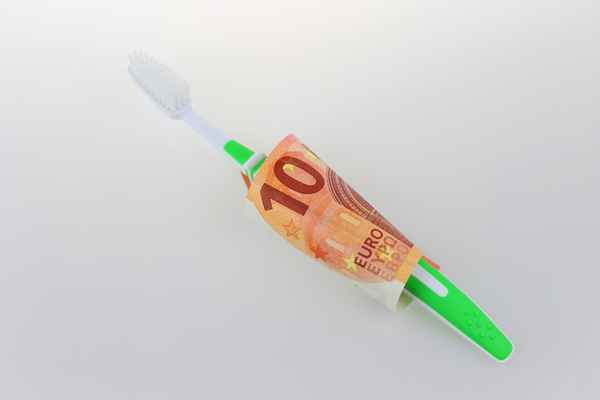Zahnbürste mit Geld