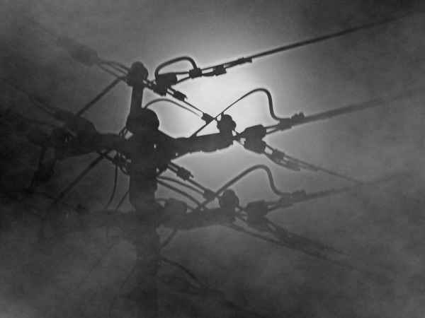 Strom im Nebel bei Vollmond