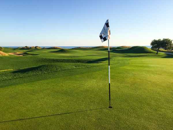 Golfplatz im Morgenlicht
