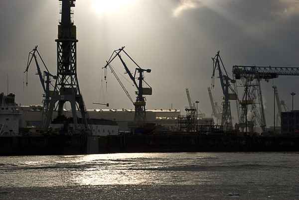 Werft im Gegenlicht
