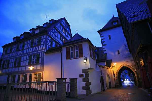 Stadttor in der Dämmerung