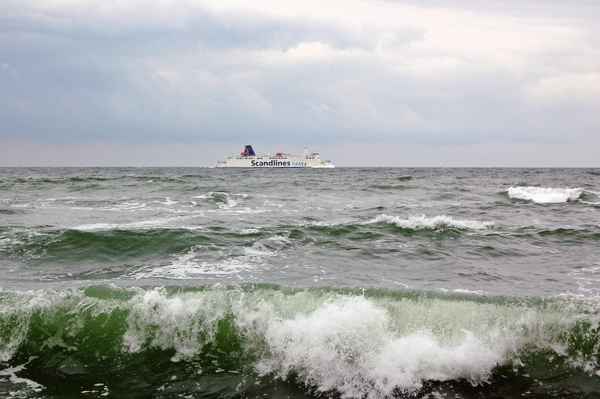 Ostseestrand unterhalb der Kreidefelsen bei Stubbenkammer auf Rügen
