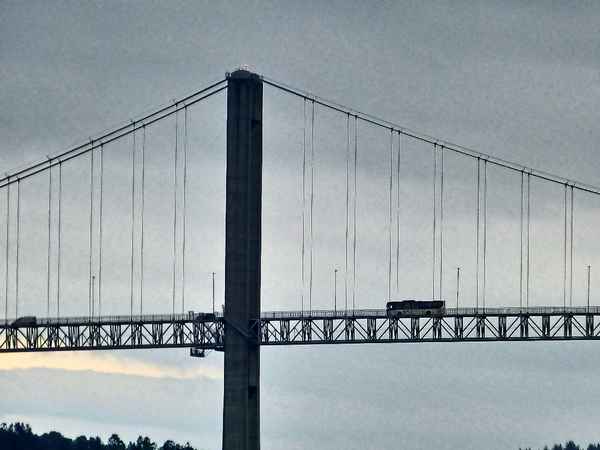 Bus auf Hängebrücke