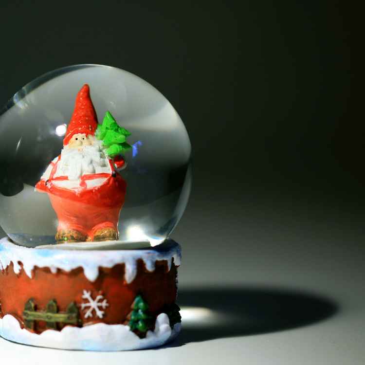 Weihnachtsmann in Schneekugel ohneSchnee