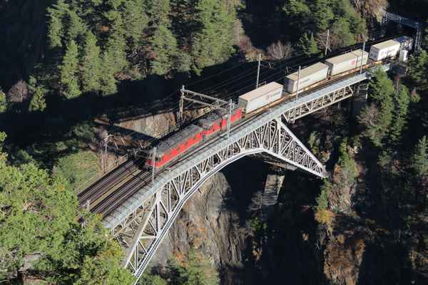Güterzug über der Bietschbach-Brücke