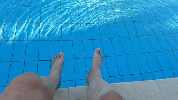 Füße und Beine werden im Pool abgekühlt