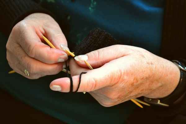 Oma strickt Wintersocken