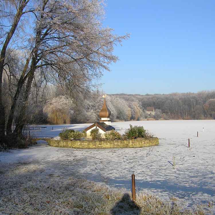 Miniaturkapelle im eisigen See