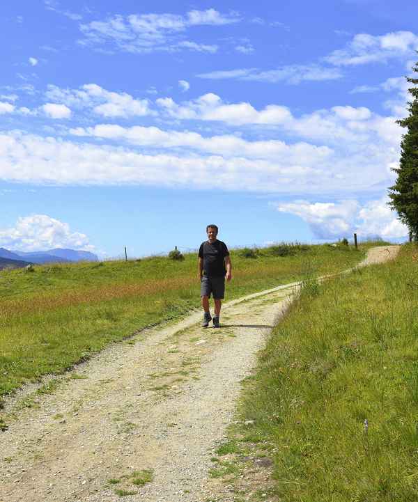 Wanderer beim Wandern, Südtirol, Rodenecker Alm