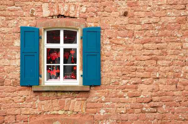 Hauswand mit Fenster
