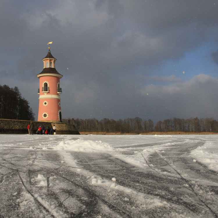 Schneeschauer und Eis und Leuchtturm in Moritzburg