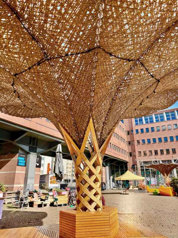 Innovativer Schattenspender in Holz-Flechtkunst
