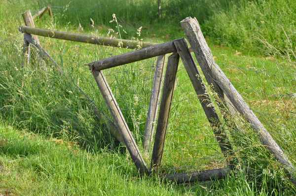 Dem Zerfall unterworfen