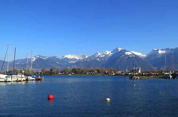 Genfersee in Bouveret mit Freiburger Alpen