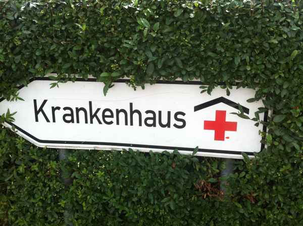 Schild: Wegweiser Krankenhaus / Foto: Alexander Hauk