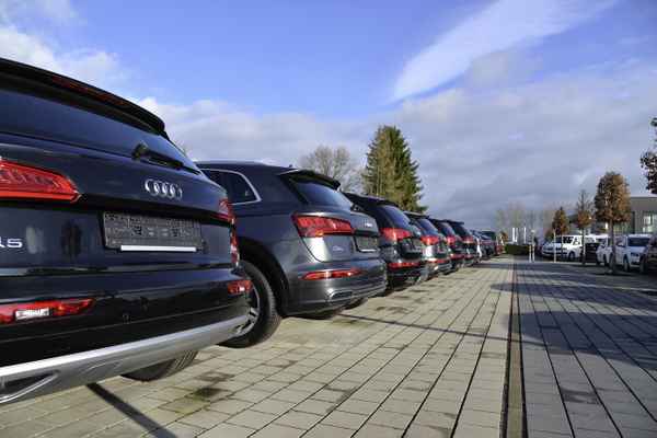 Neuwagen in Reih und Glied