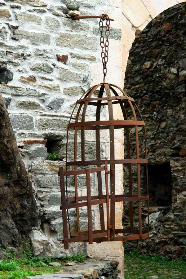 hängender Folterkäfig