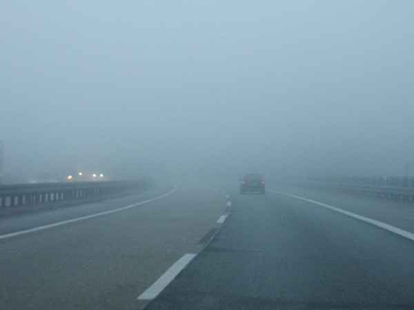 Nebelfahrt auf der Autobahn