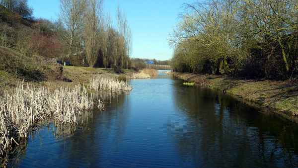 Blick auf die Emscher bei Duisburg im Frühling (2009)