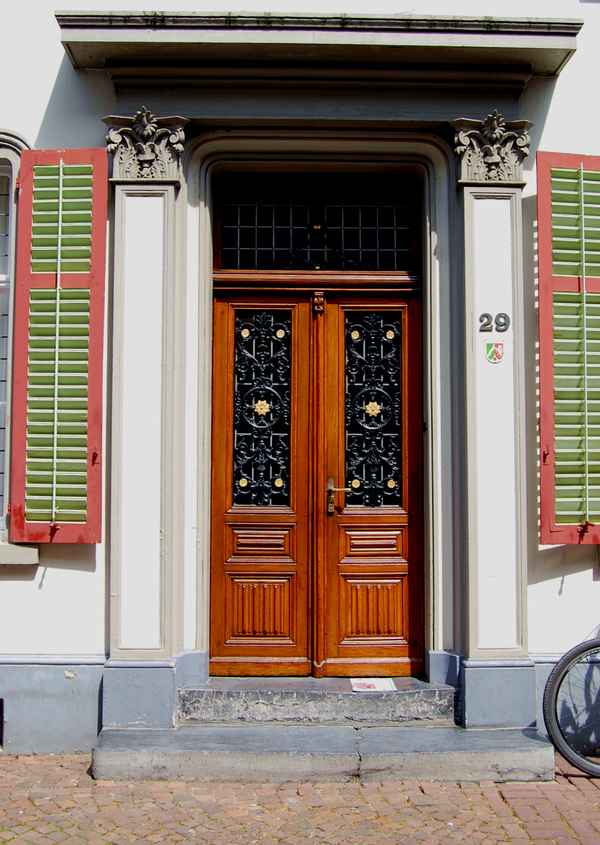 alte Holztüre in denkmalgeschütztem Haus