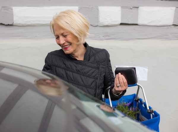Seniorin fährt einkaufen