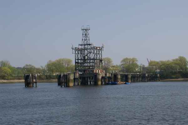 Anleger im Tankschif-Hafen